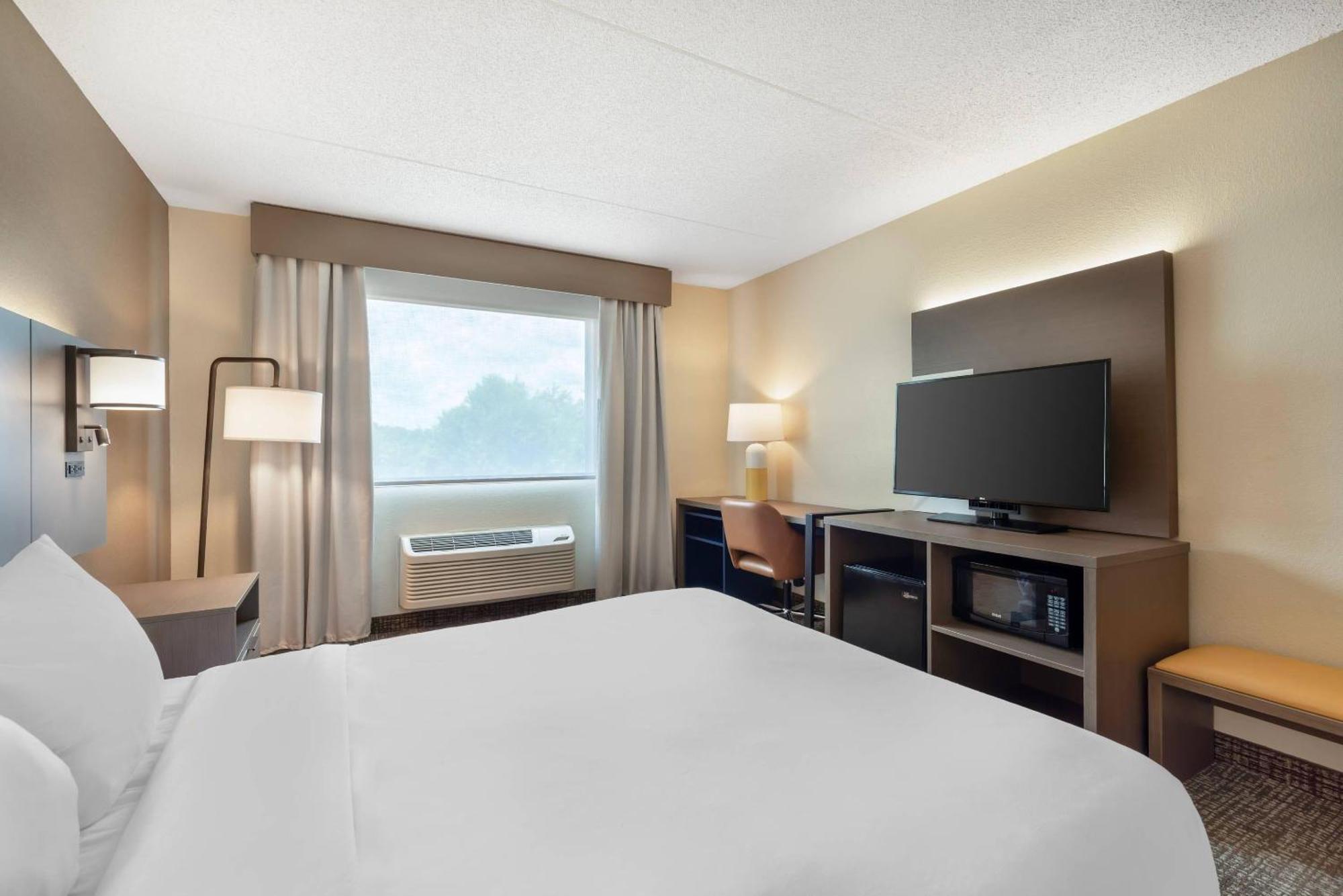 Queen Room with Tub - Accessible/Non-Smoking