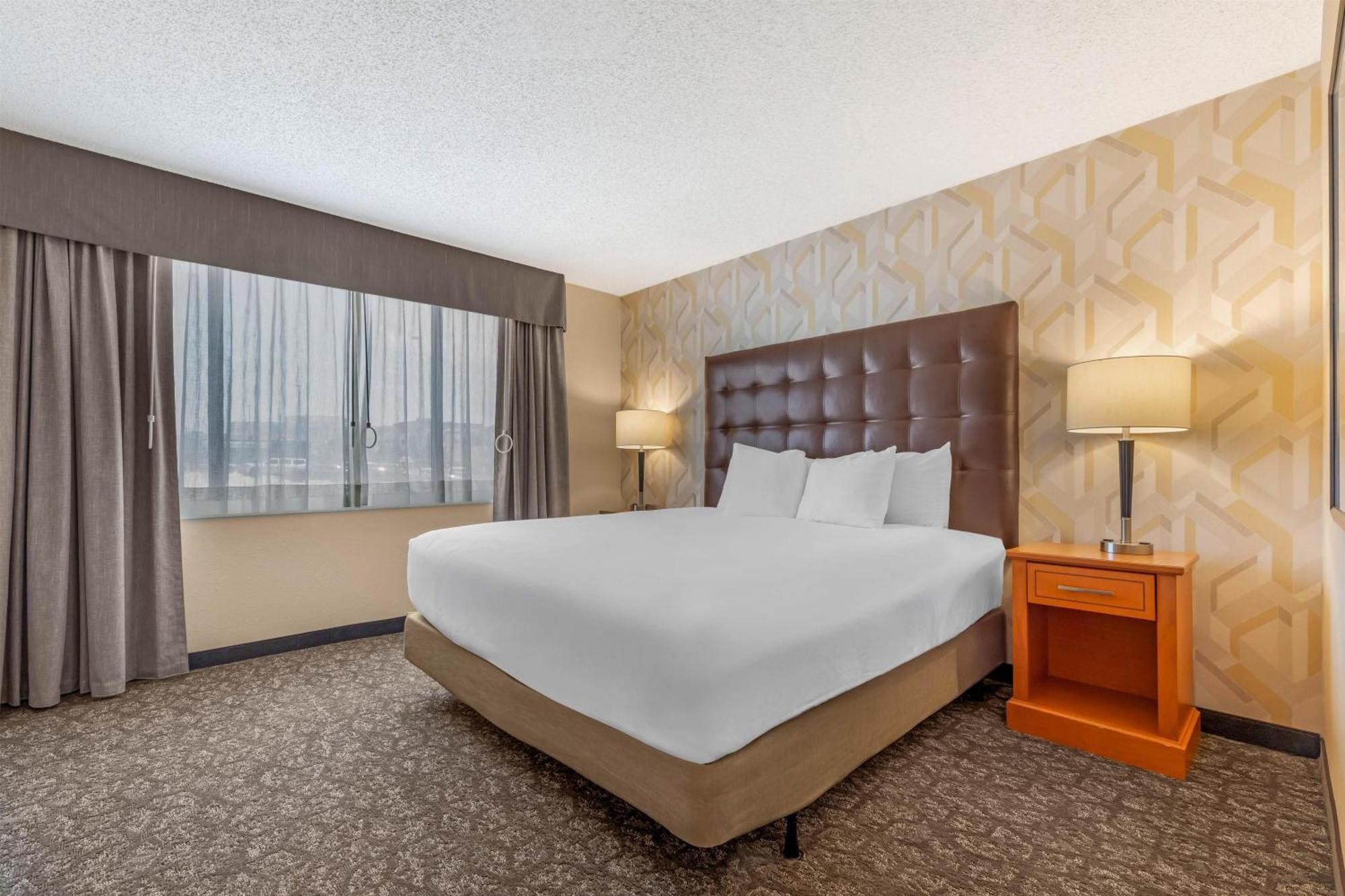 Deluxe King Room - Accessible, Roll-in Shower