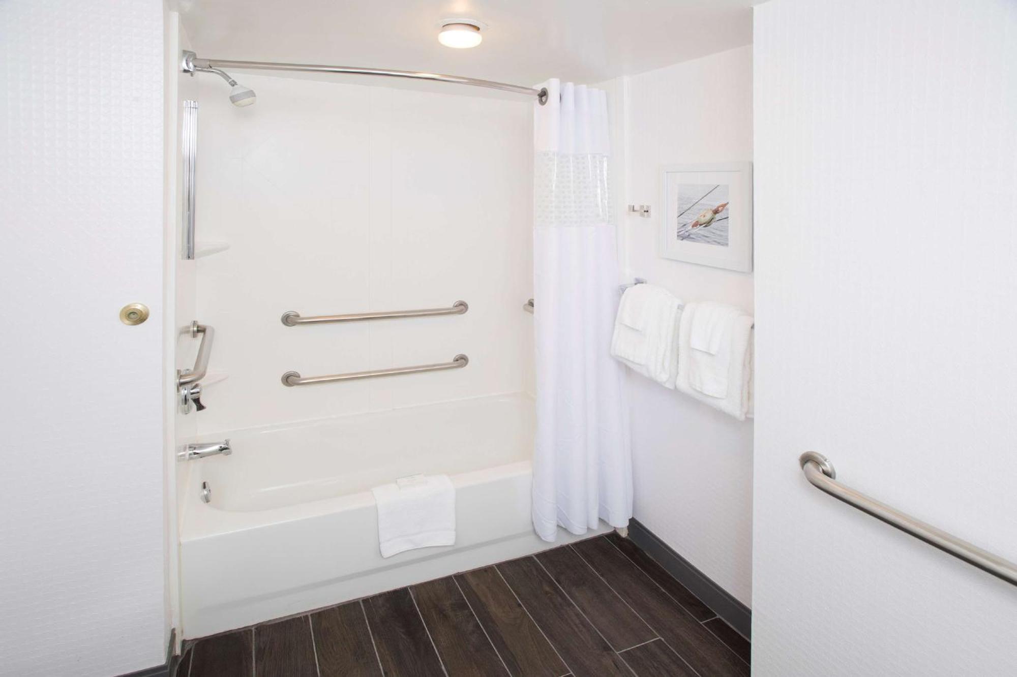 King Room with Tub - Mobility Access/Non-Smoking