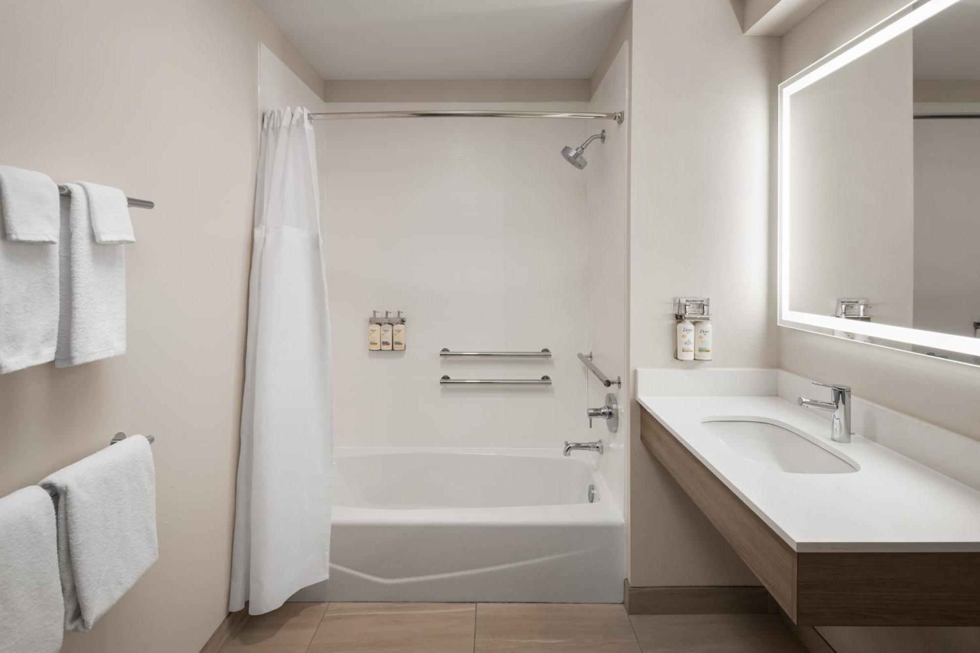 One-Bedroom Queen Room with Mobility Accessible Tub