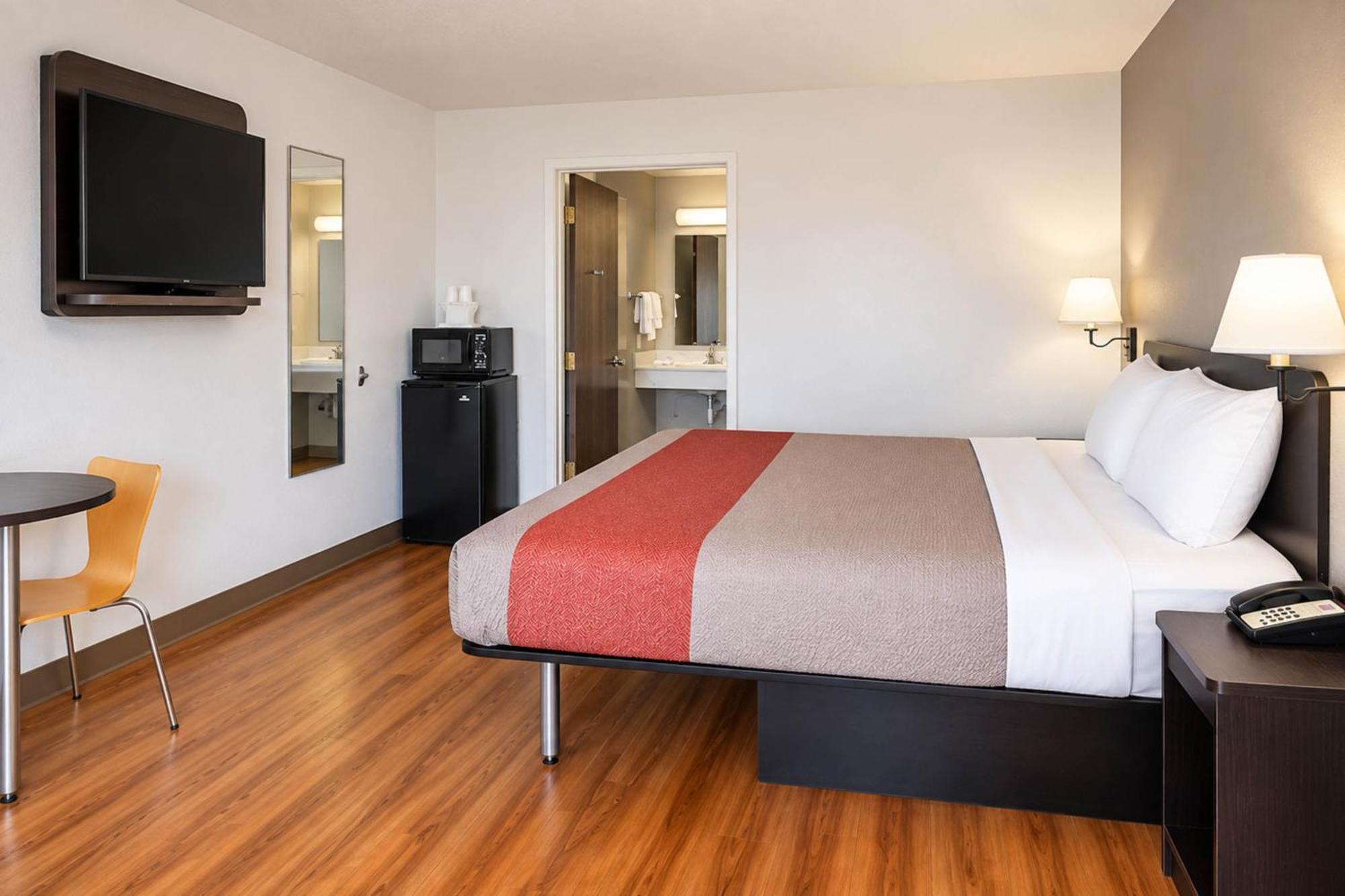 Deluxe King Room - Non-Smoking