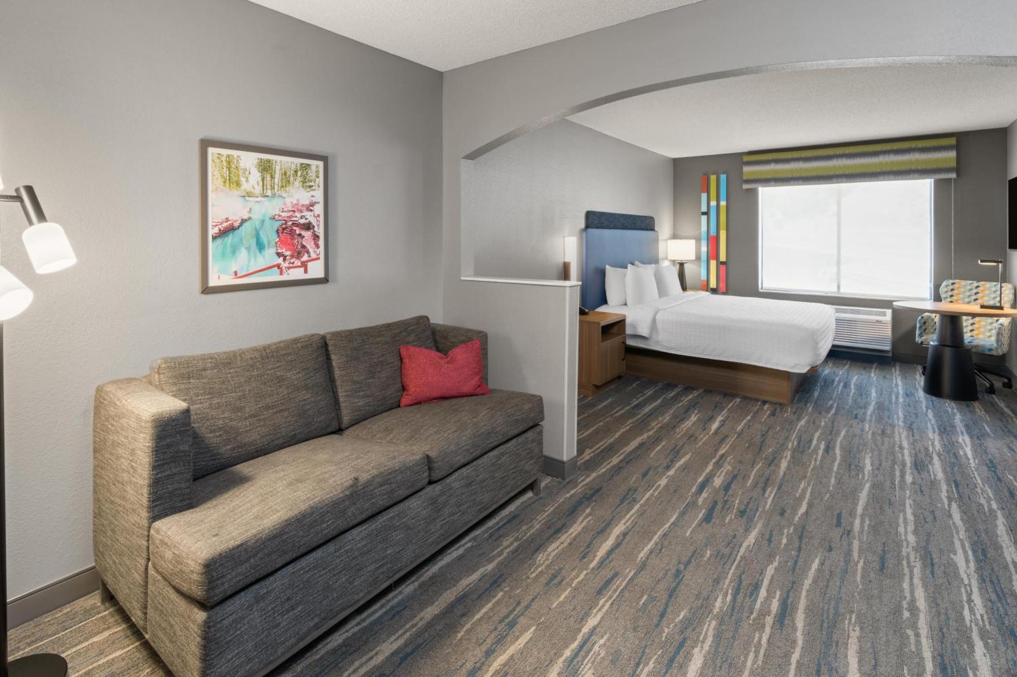 Suite with King Bed and Queen Bed - Non-Smoking