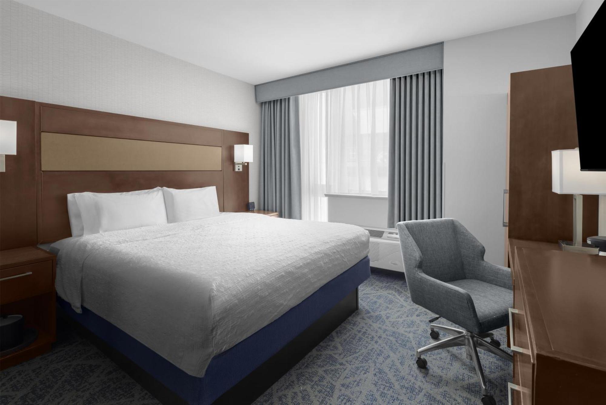 King Room with King Bed - Non-Smoking