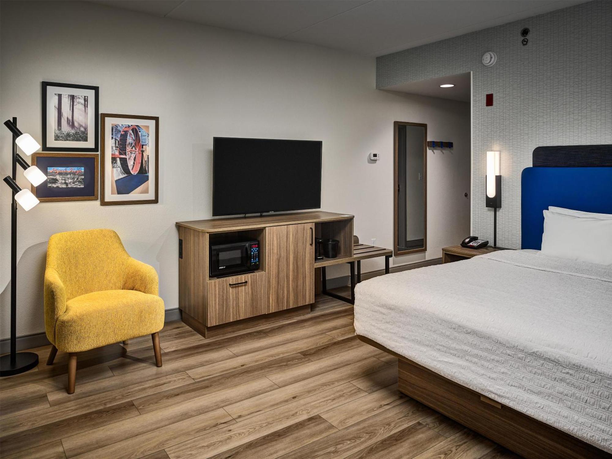 King Room with Accessible Tub - Mobility and Hearing Access/Non-Smoking