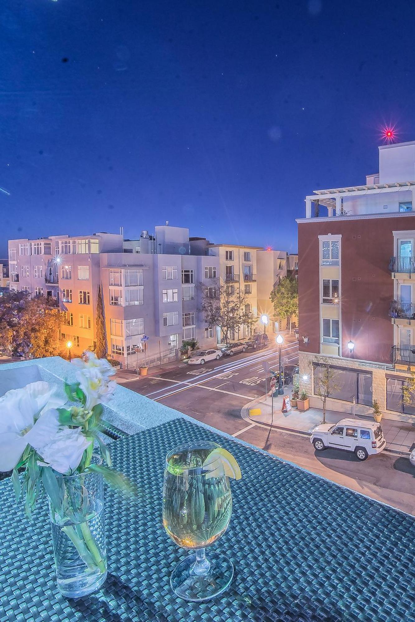 Deluxe King Room with Balcony,299365640:JPEG