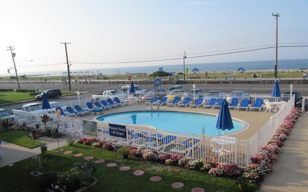Queen Room with Two Queen Beds - Pool View