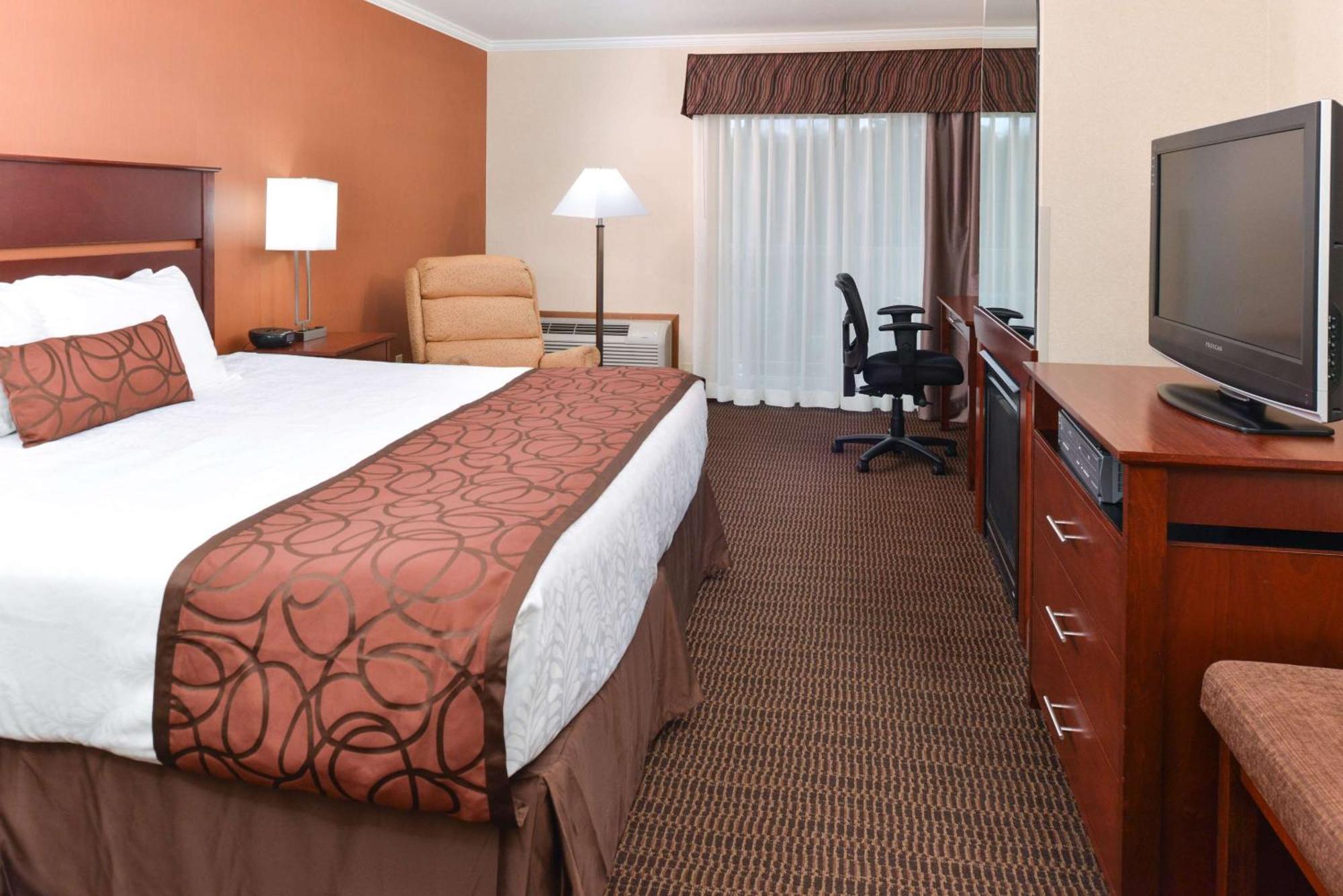 king room with fireplace and balcony,374363515:JPEG