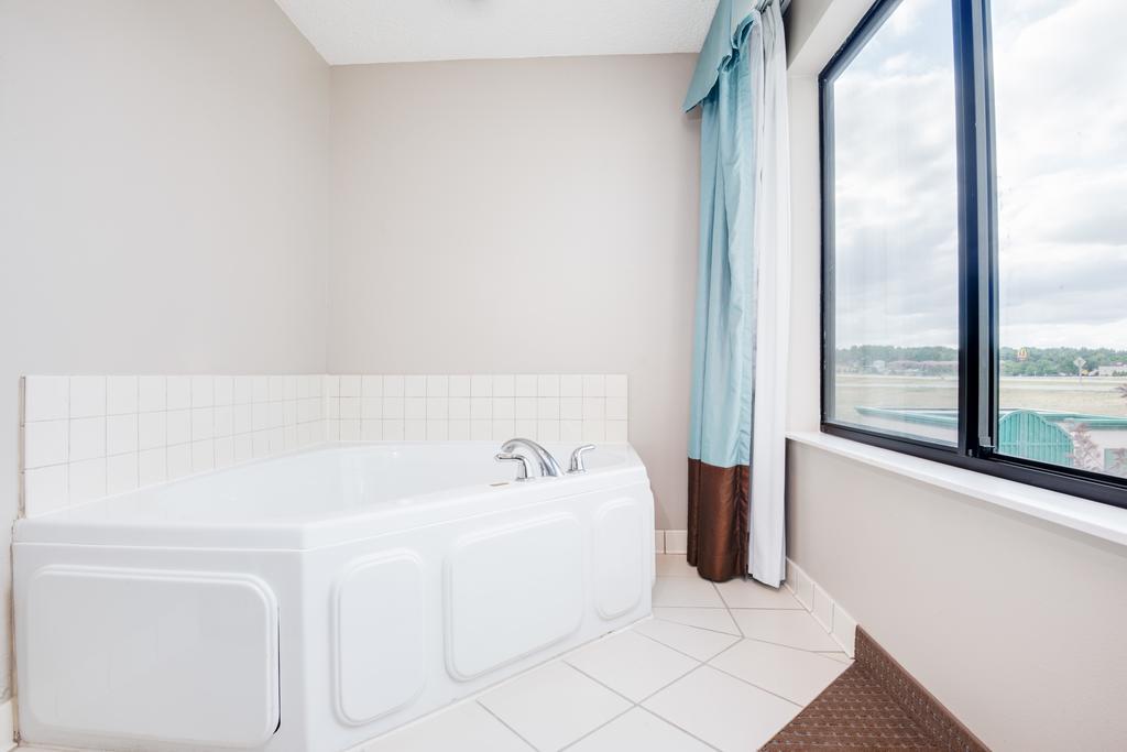Deluxe King Suite - Non-Smoking,1275768115:JPEG