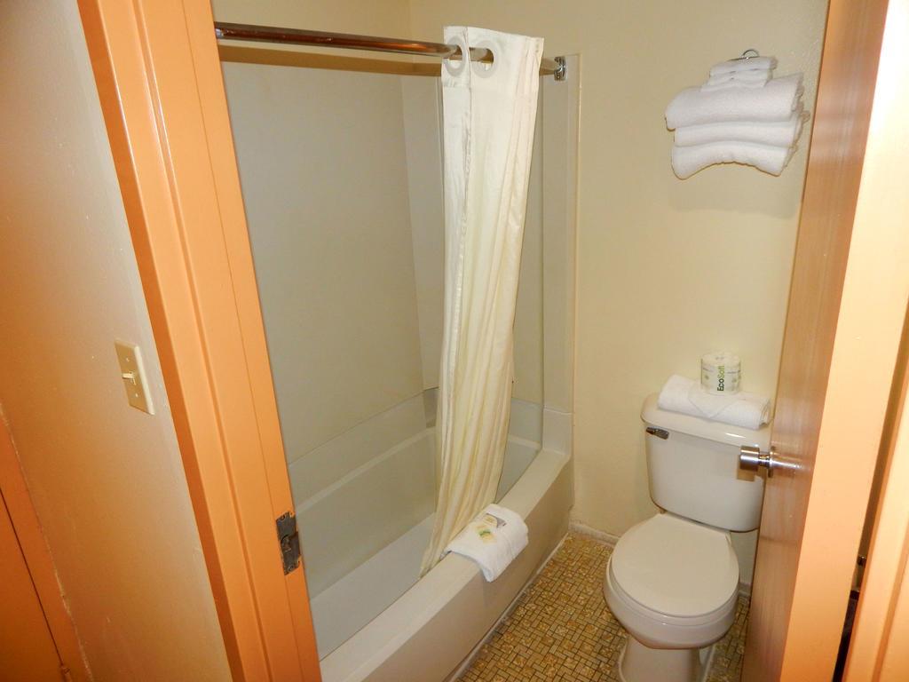Standard Queen Room with North Partial Ocean View