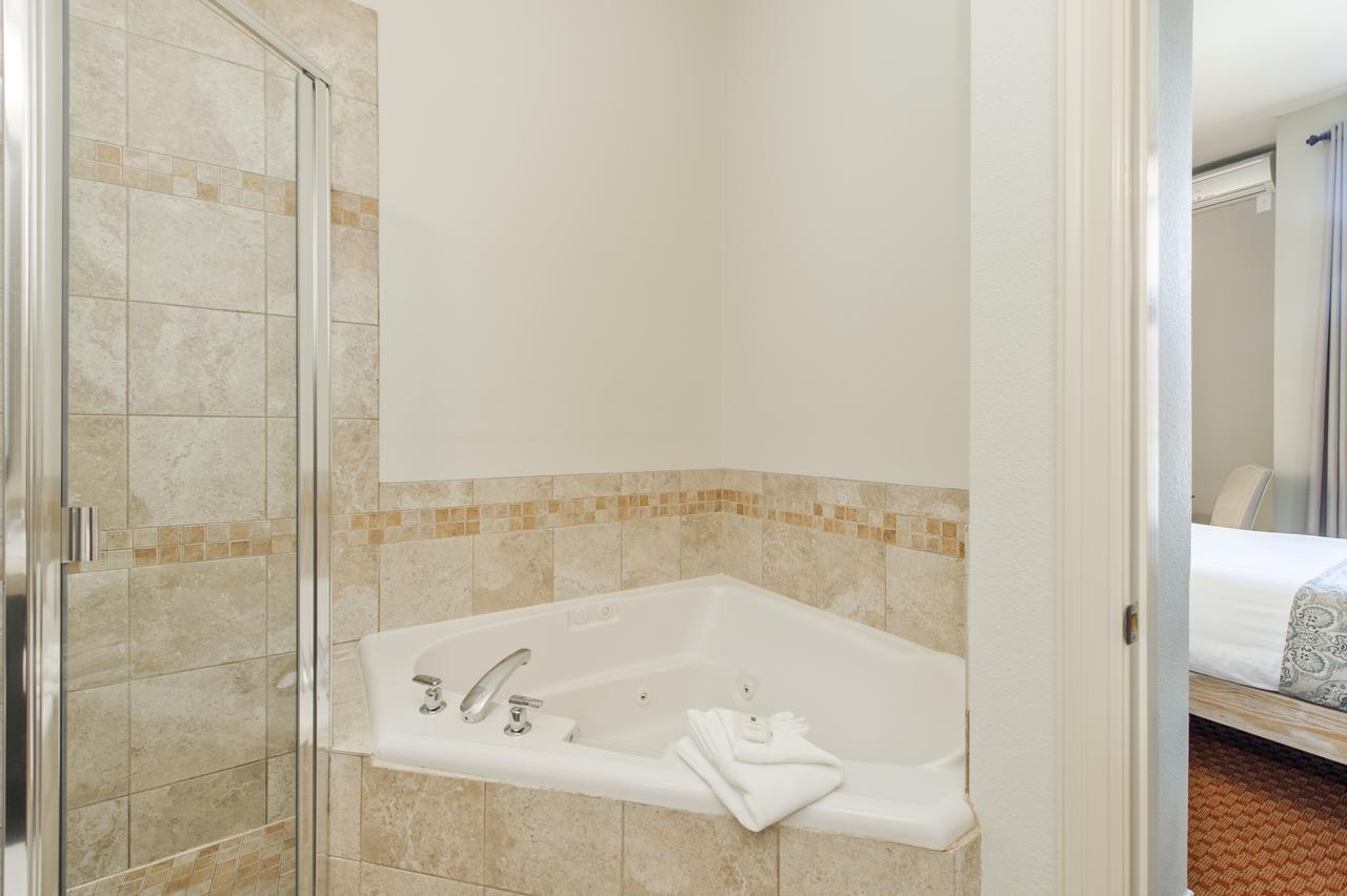 Deluxe Queen Room - 2nd Floor,679610178:JPEG