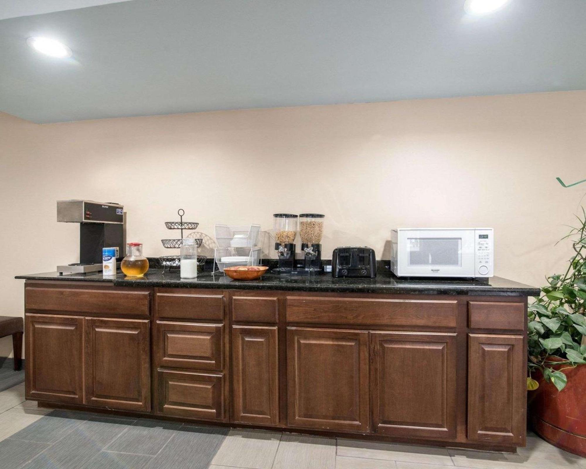 Queen Room with Two Queen Beds - Smoking,644648739:JPEG