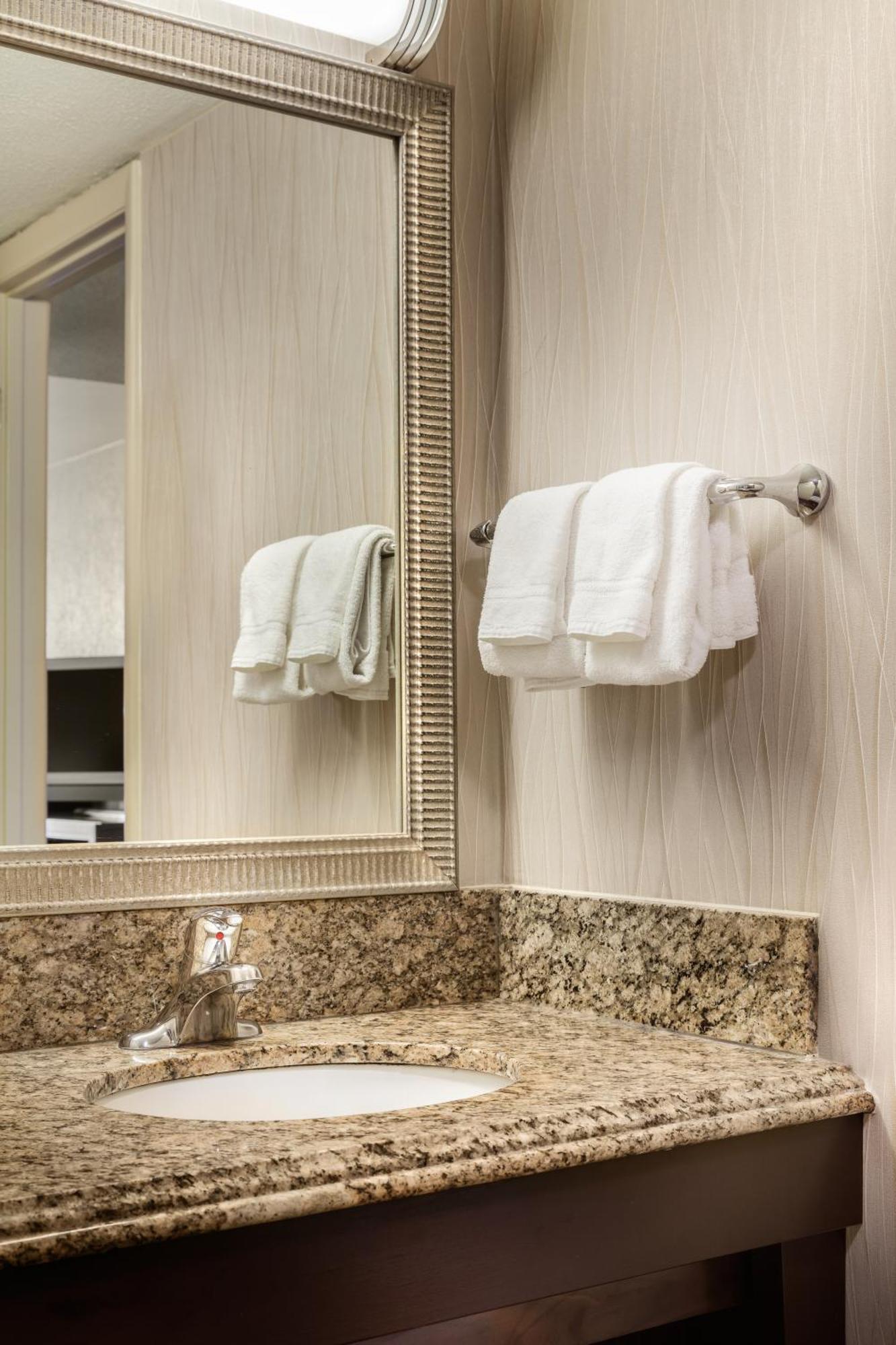 Standard Queen Room with Two Queen Beds and Tub - Mobility/Communications Accessible
