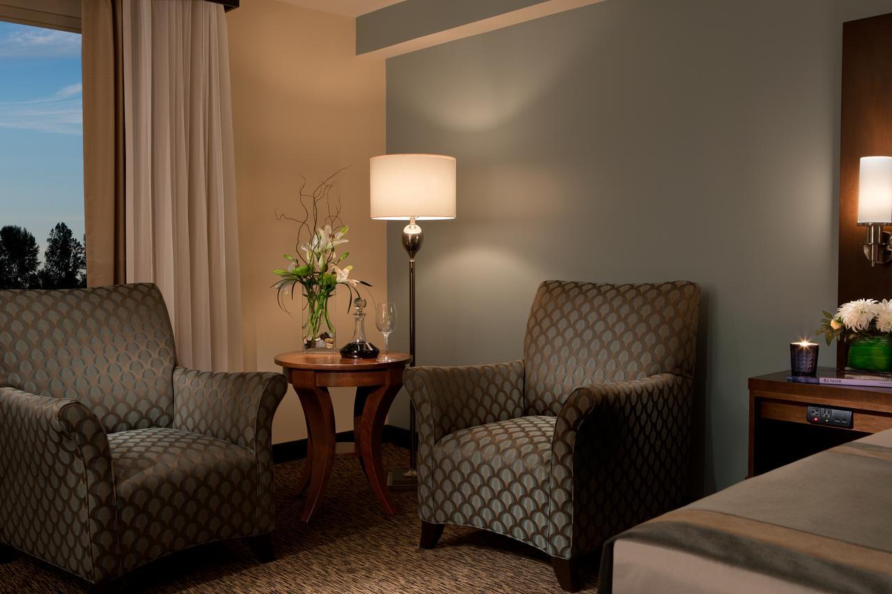 Deluxe King Room - Non-Smoking,568791192:JPEG