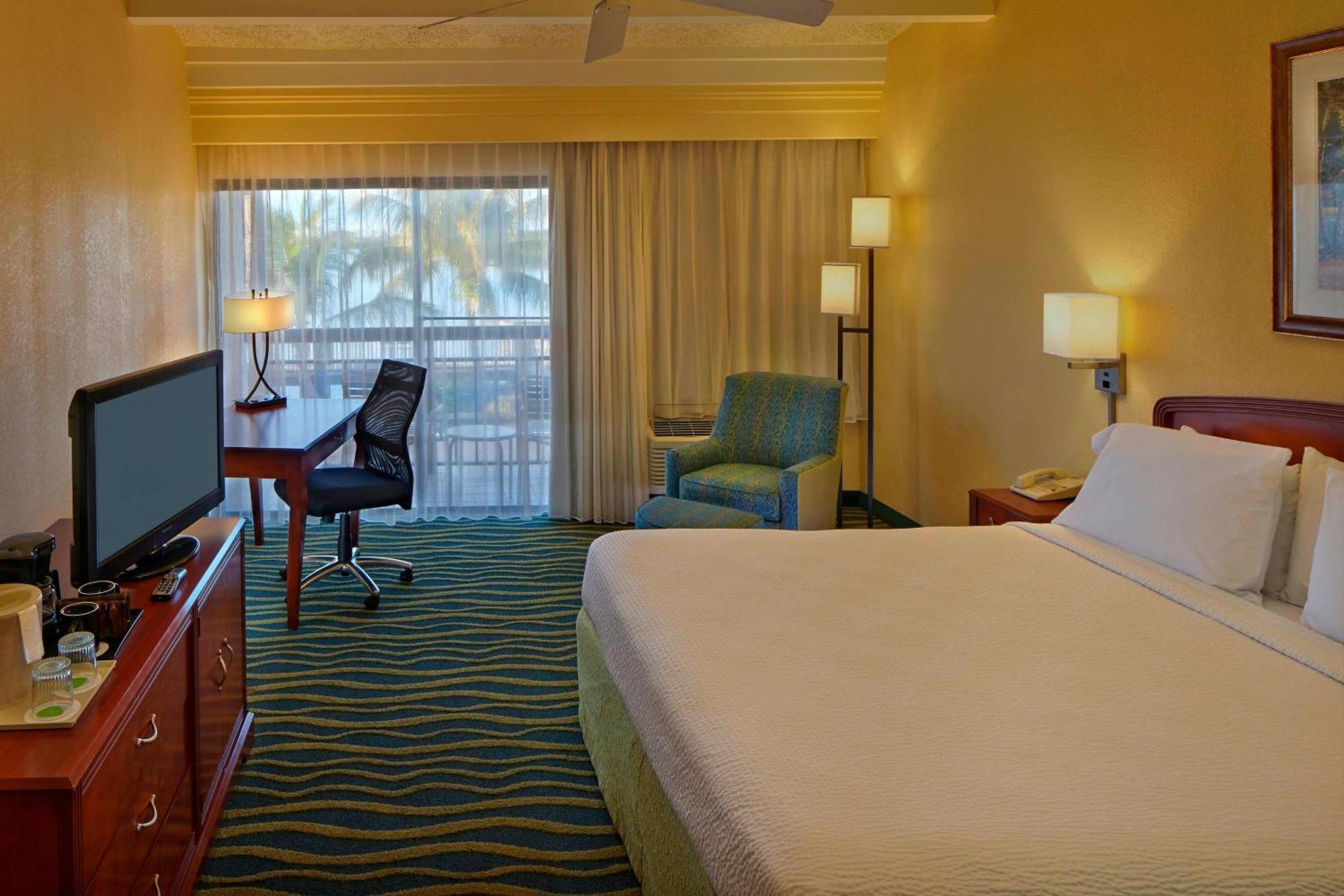 King Room with Roll-In Shower - Mobility Access/Hearing Accessible