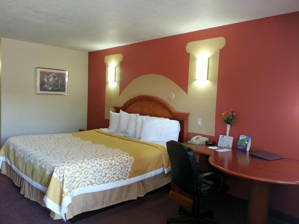 1 King Bed Studio Suite Non-Smoking,693341346:JPEG