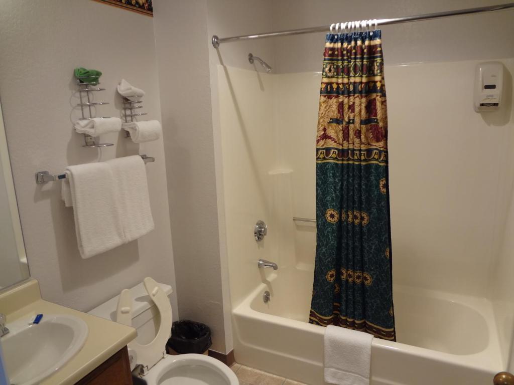 Queen Room with Two Queen Beds - Non-Smoking,698857113:JPEG