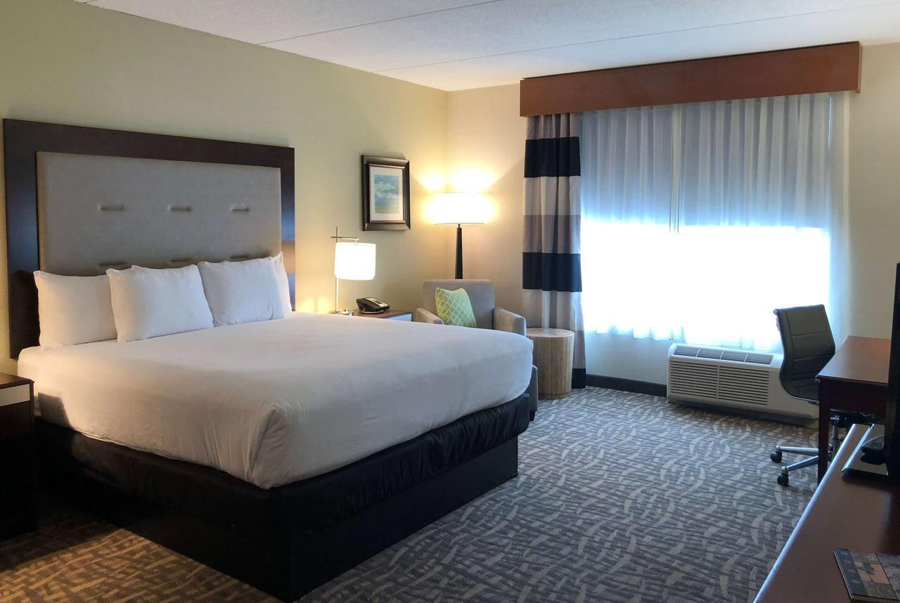 1 King Bed, Deluxe Mobility/Hearing Accessible Room, Tub w/Grab Bars, No Smoking 1 King Bed