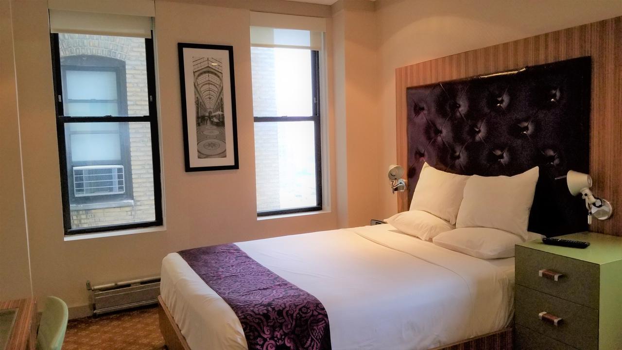 Silver, 1 Queen Bed 