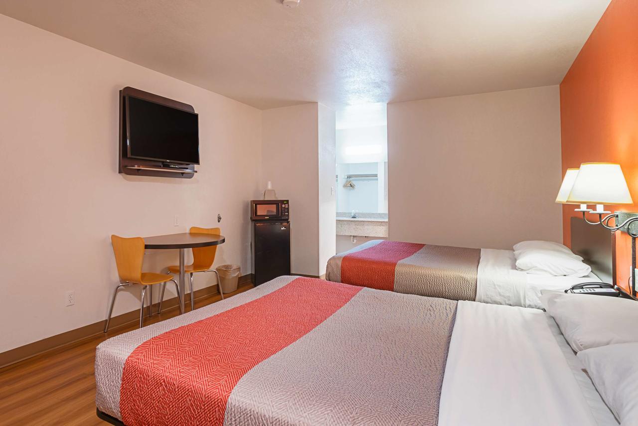 Deluxe Queen Room with Two Queen Beds - Non-Smoking,641388909:JPEG