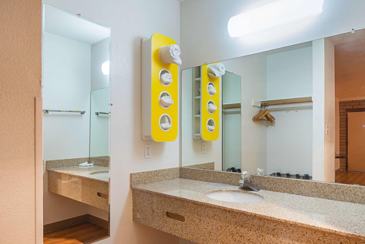 Deluxe King Room - Non-Smoking,641388963:JPEG