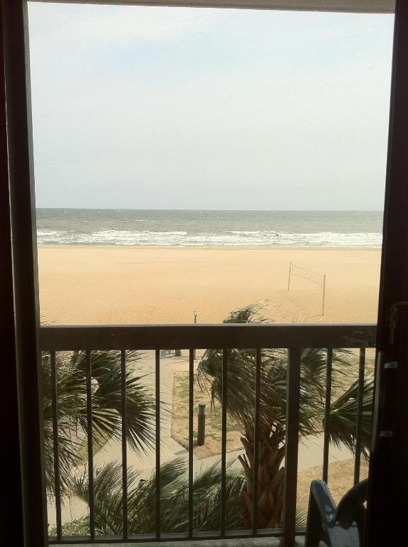 Oceanfront One Bedroom Tower Suite 1 King Bed