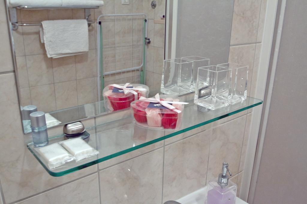 King Suite - Disability Access Hearing Accessible Roll-In Shower
