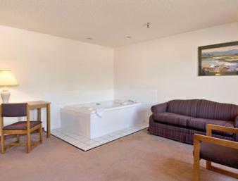 1 King Bed Deluxe Studio Suite Non-Smoking,686681298:JPEG