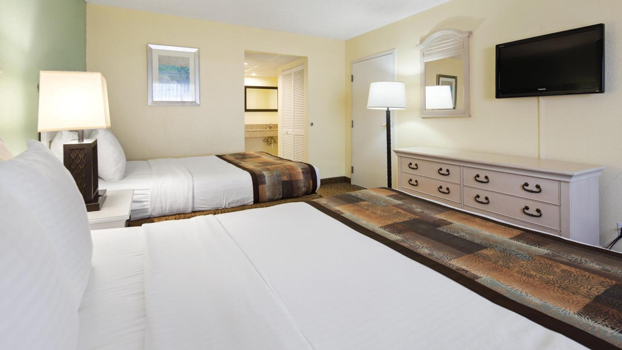 Queen Room with Two Queen Beds and Pool View - Non-Smoking