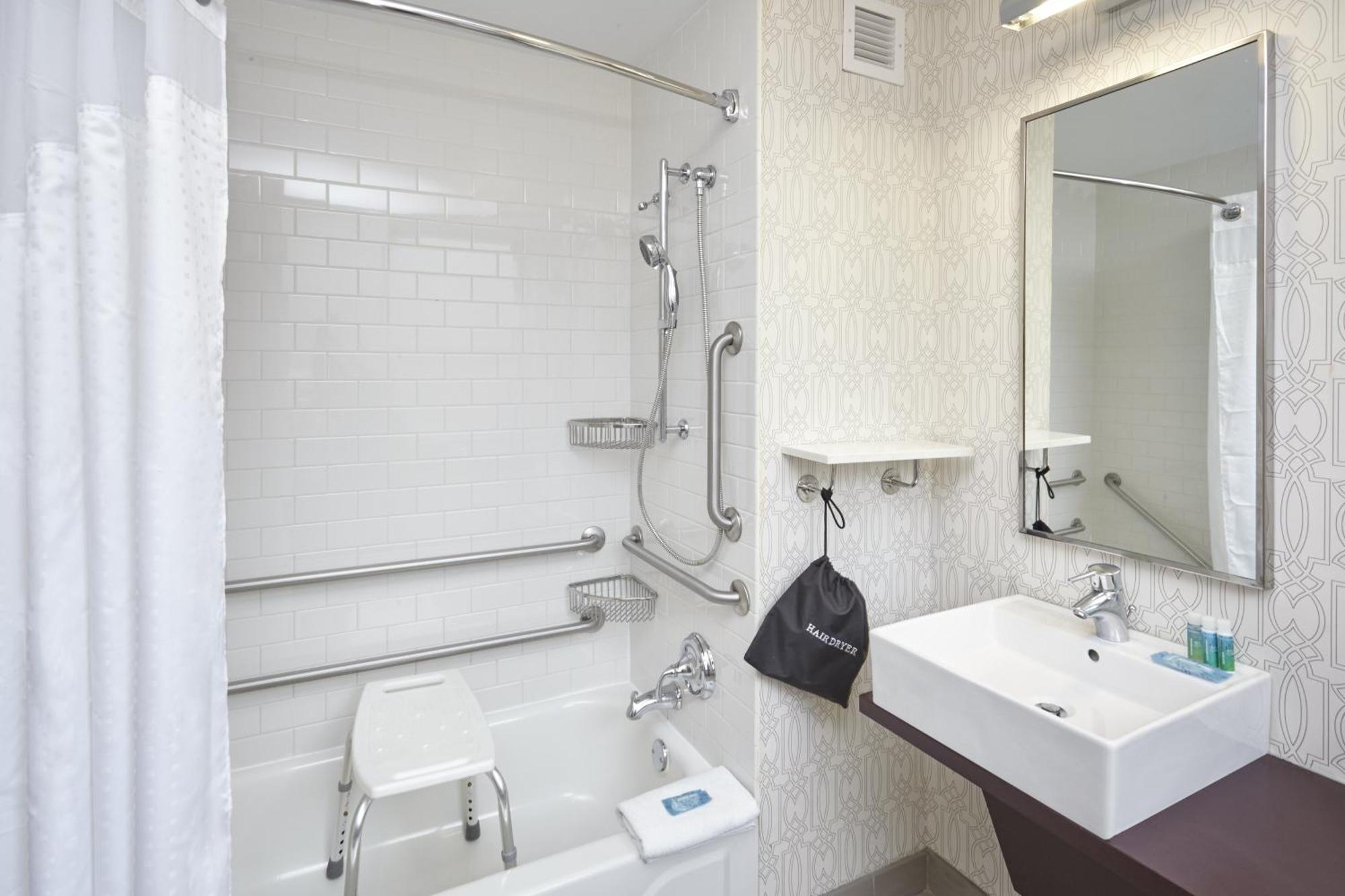 Standard Queen Room with Accessible Tub