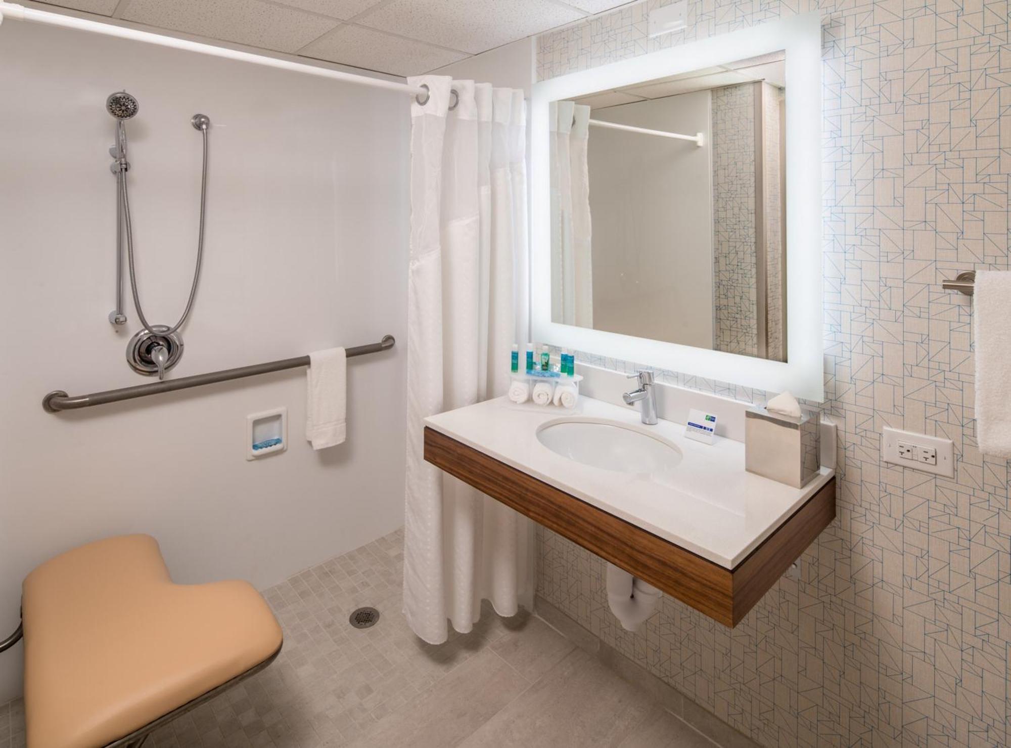 Queen Room - Mobility Access Roll in Shower/Non-Smoking