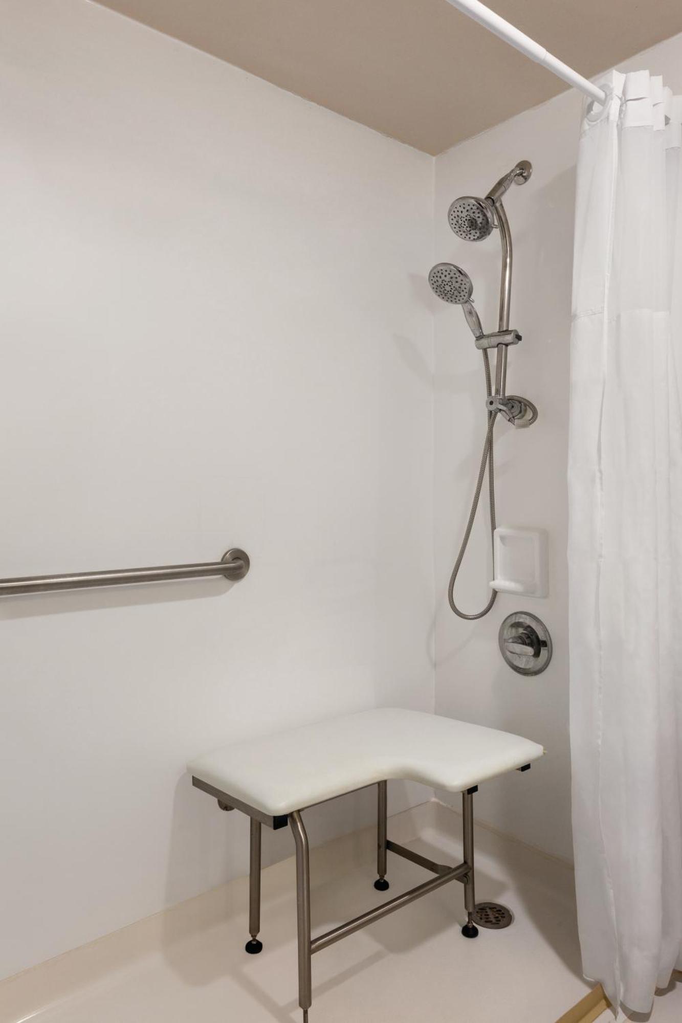 Double Room with Tub - Disability Access / Non Smoking,1329965087:JPEG