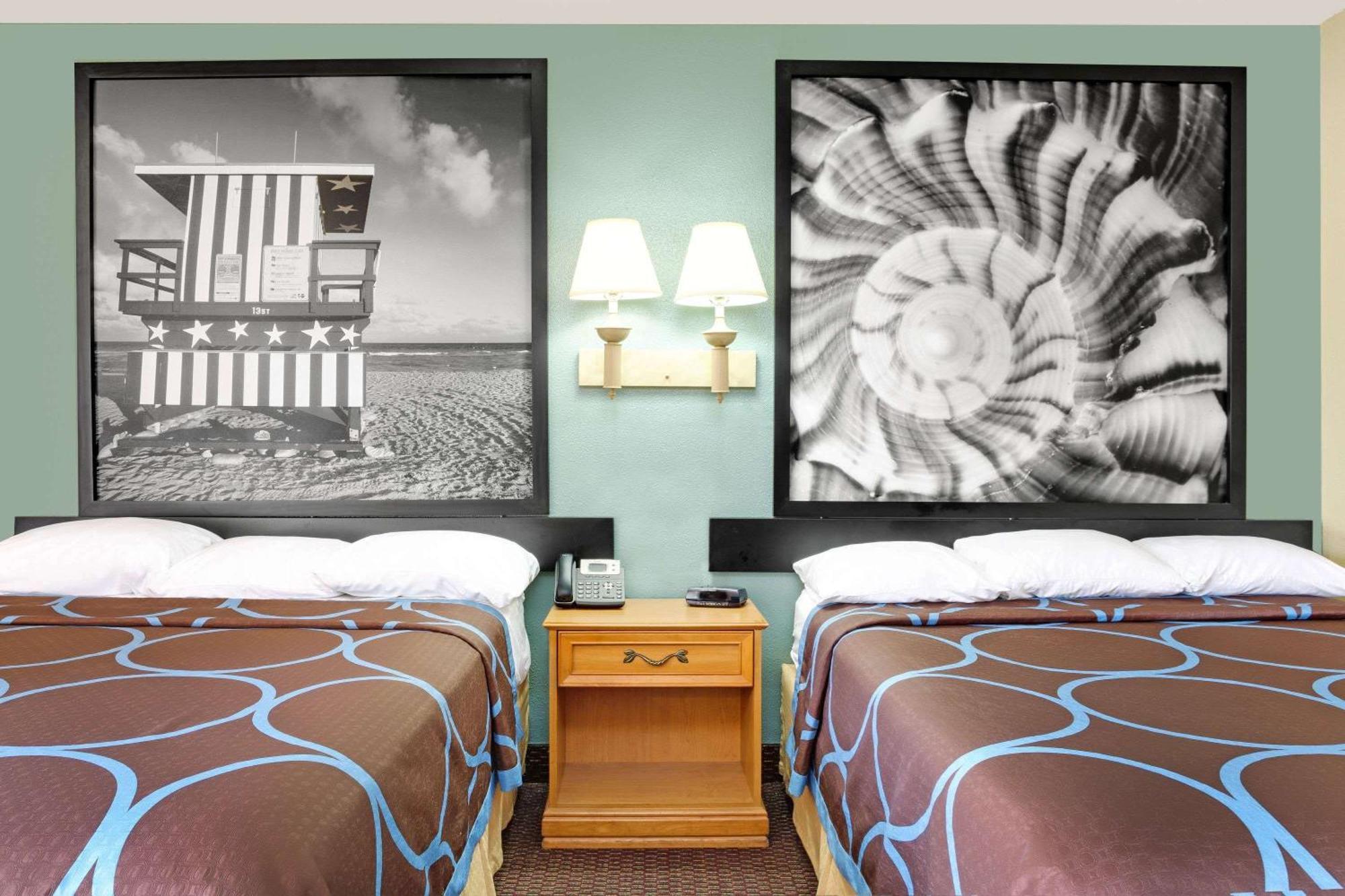 Queen Room with Two Queen Beds - Non-Smoking,705692521:JPEG