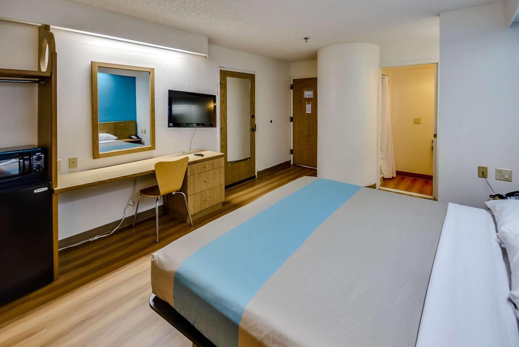 Queen Room - Disability Access - Roll in Shower,706351411:JPEG