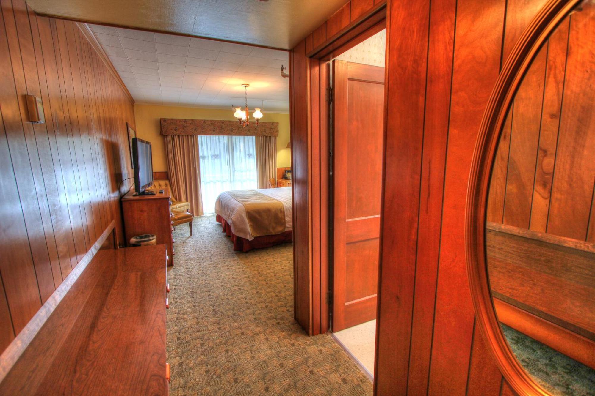 Standard Room, One King Bed