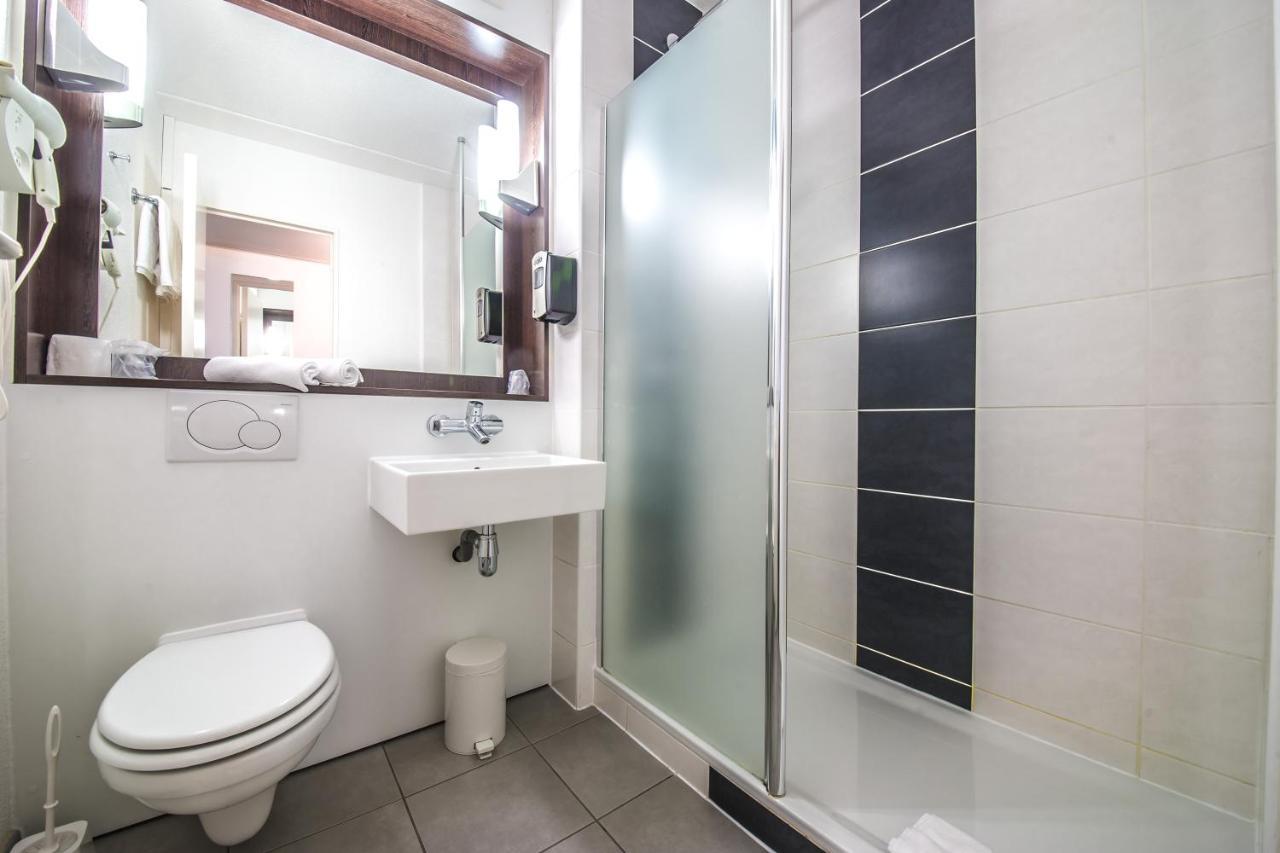 Double Room with Extra Bed (2 Adults + 1 Child),723960586:JPEG