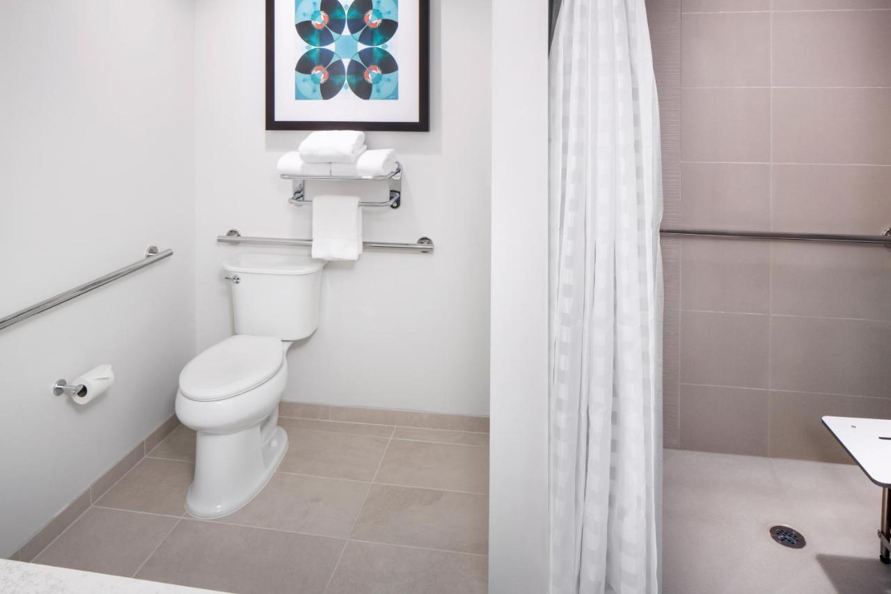 Den King Room with Roll-in Shower - Disability Access