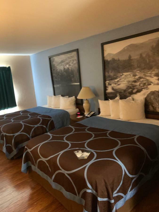 Double Room with Two Double Beds - Pet Friendly/Non-Smoking