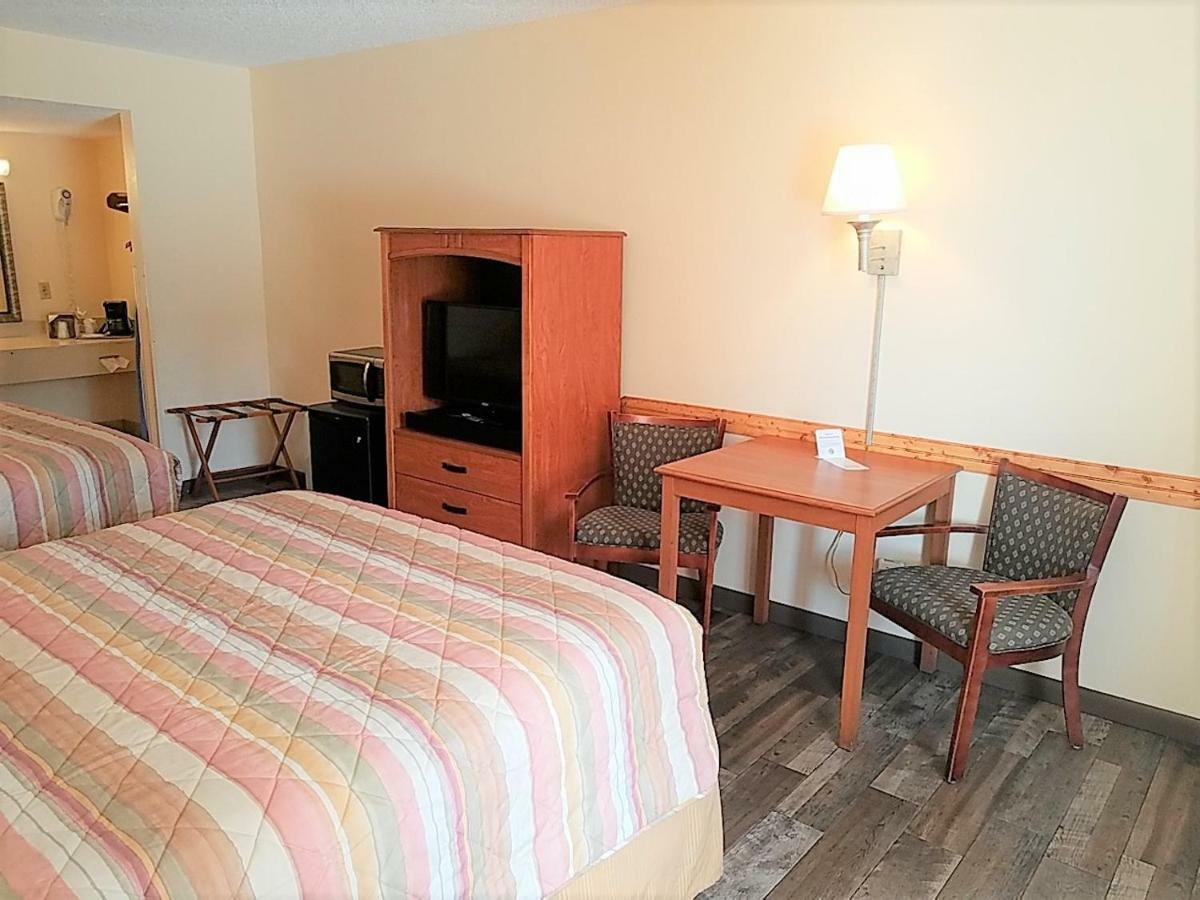 Queen Room with Two Queen Beds,817583552:JPEG