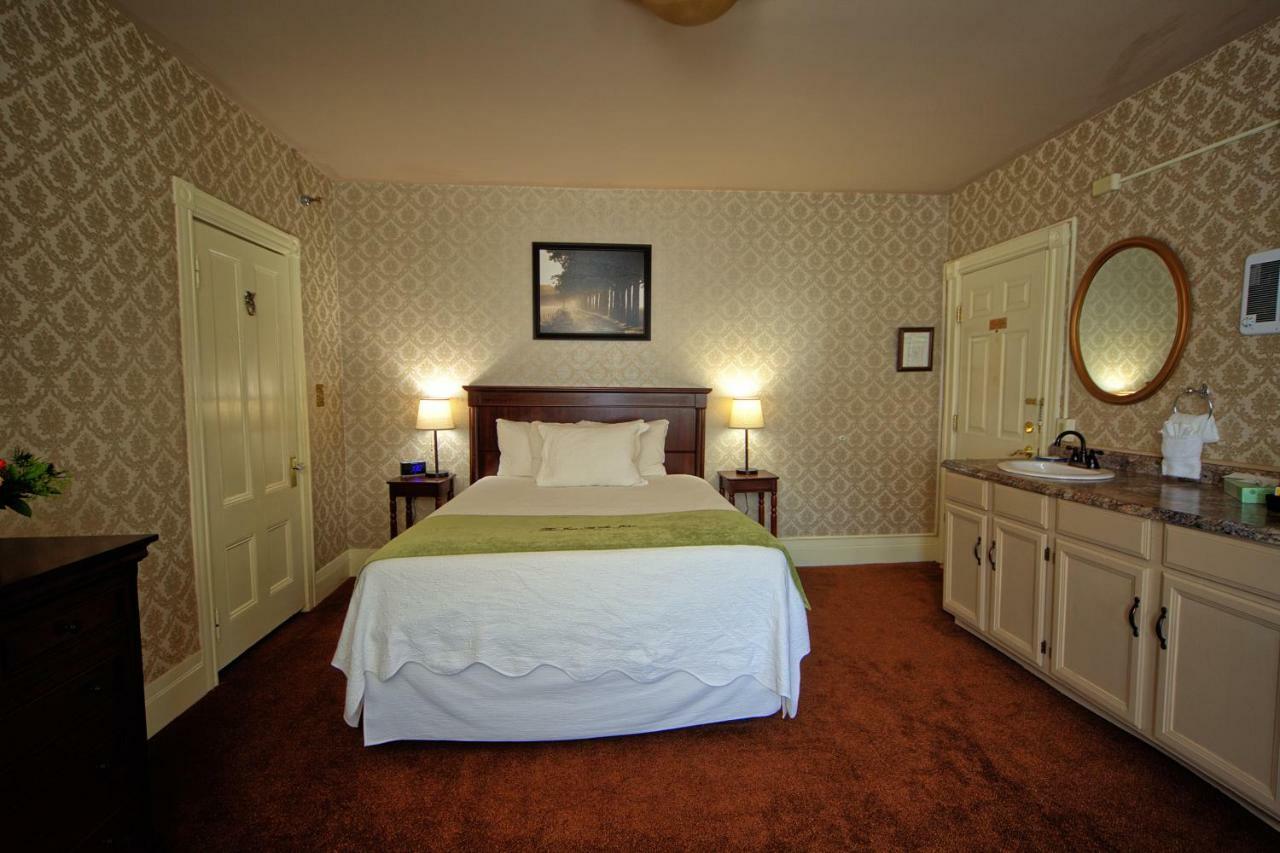 Queen Room with External Private Bathroom