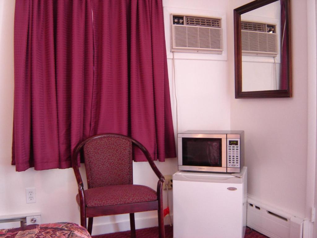 Queen Room with One Queen Bed