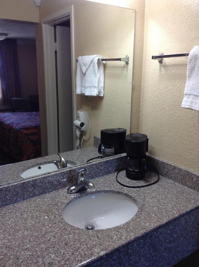 Suite One King Two Queen Beds Non-Smoking,959784472:JPEG