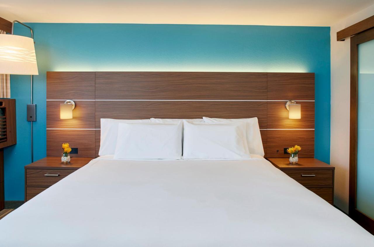 Standard King Room with Ocean View