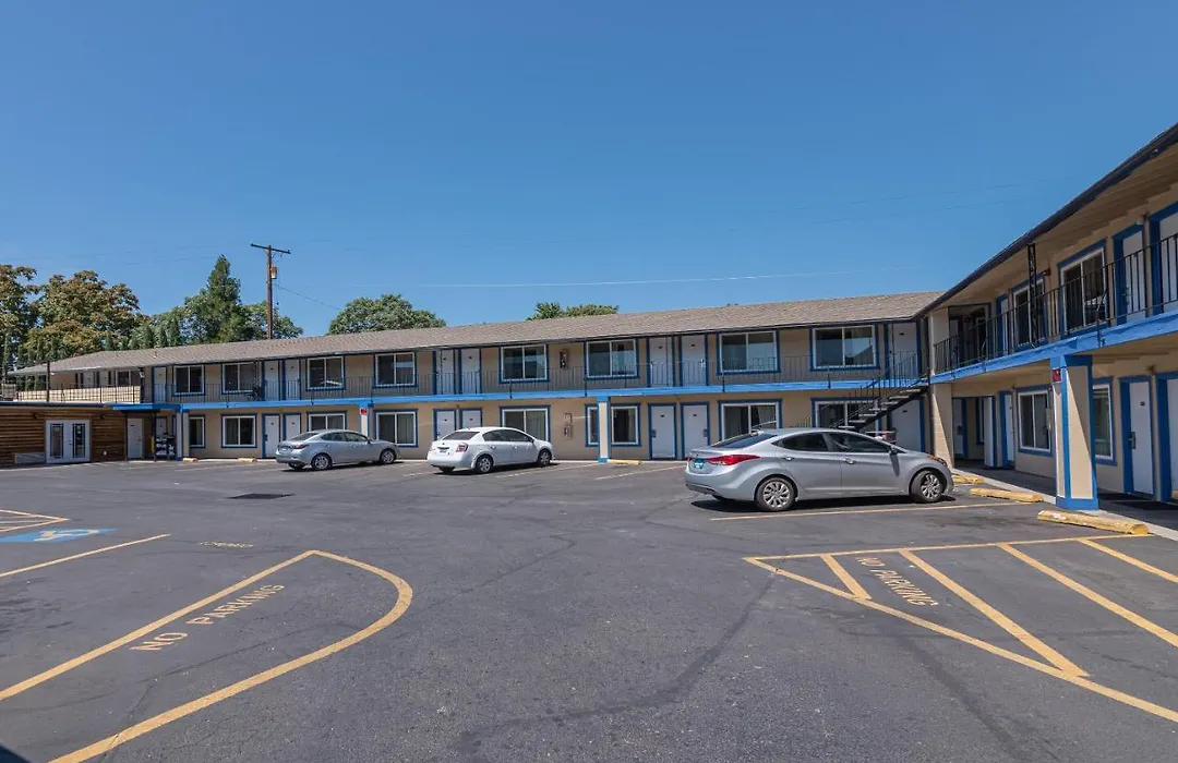 Cedar Lodge Motor Inn-1