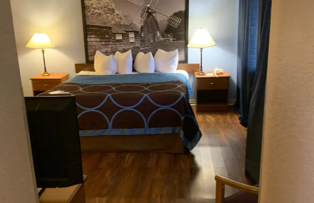 Super 8 By Wyndham Kingston-1