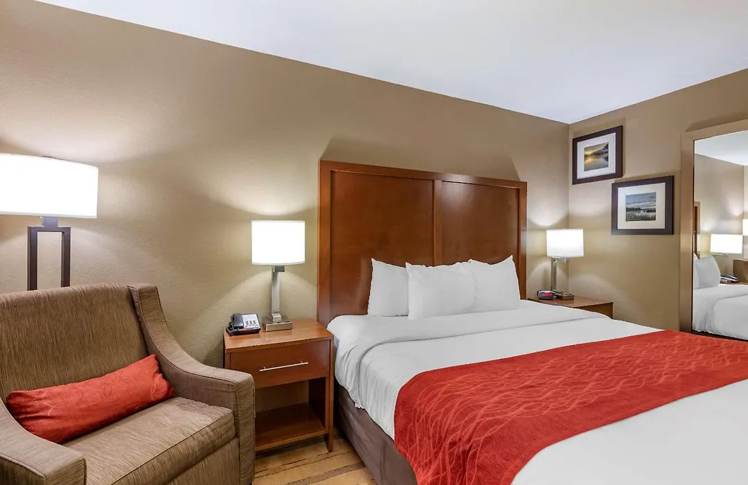 Comfort Inn & Suites Cedar Rapids North - Collins Road-1