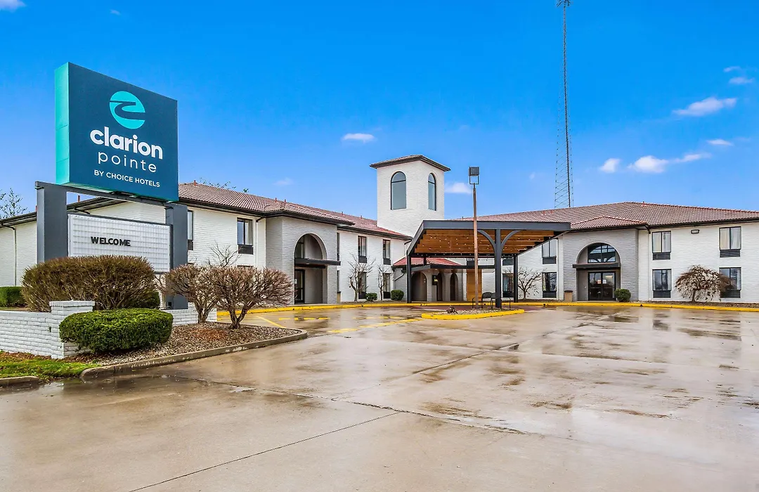 Clarion Pointe Richmond North Near University-1