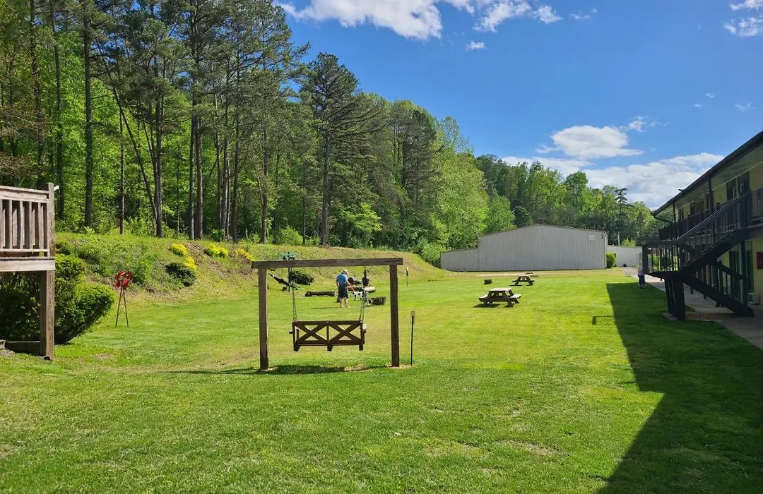 Blue Sky Inn: Pet-Friendly Oasis with Renovated Rooms-1