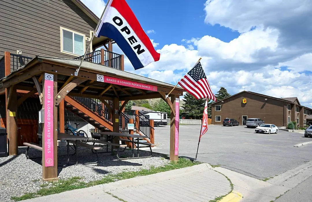 Super 8 By Wyndham Gardiner/Yellowstone Park Area-1