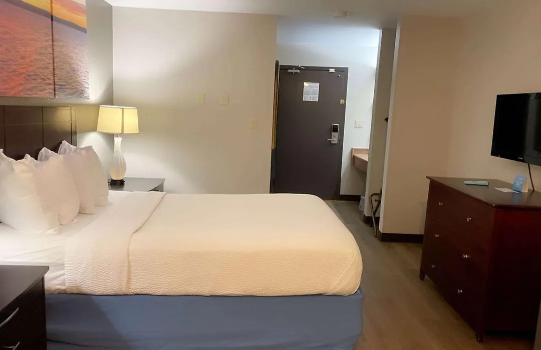 Days Inn & Suites By Wyndham Stevens Point-1