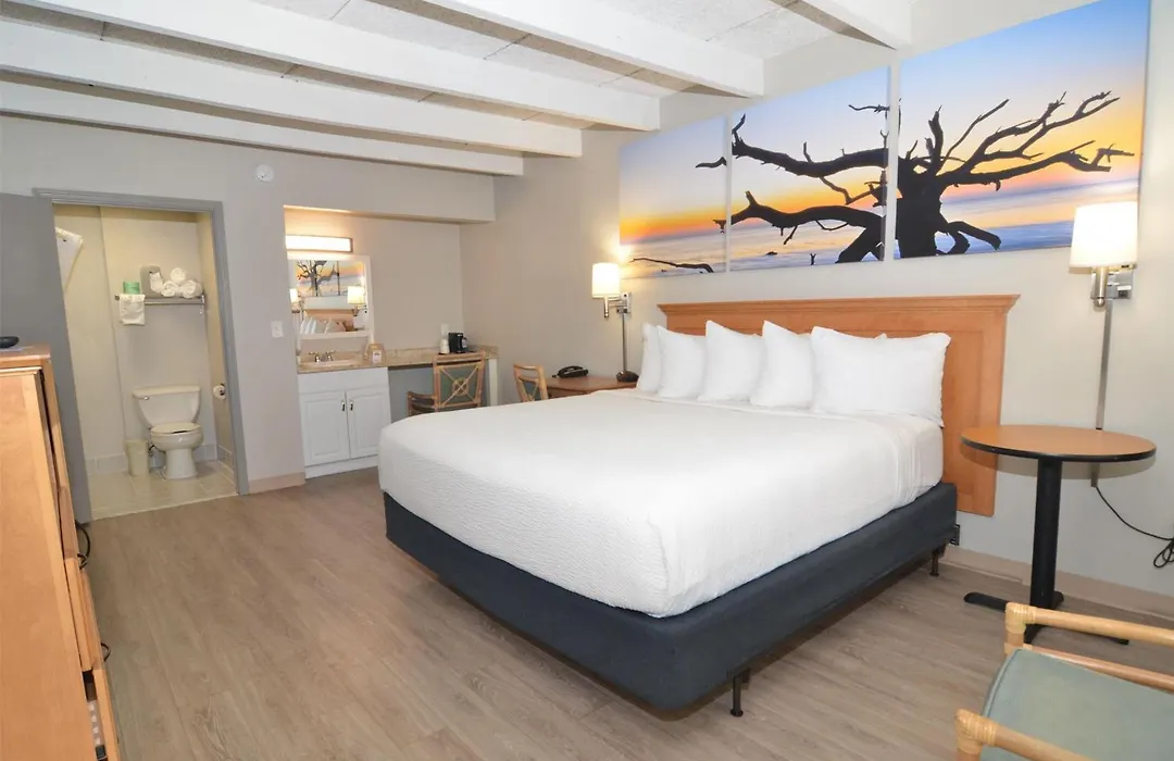 Days Inn & Suites By Wyndham Jekyll Island-1